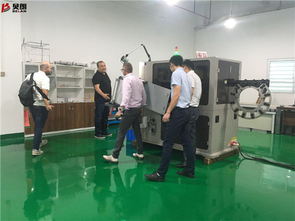 看，又有外國客戶參觀貝朗鋼絲鐵絲折彎機
